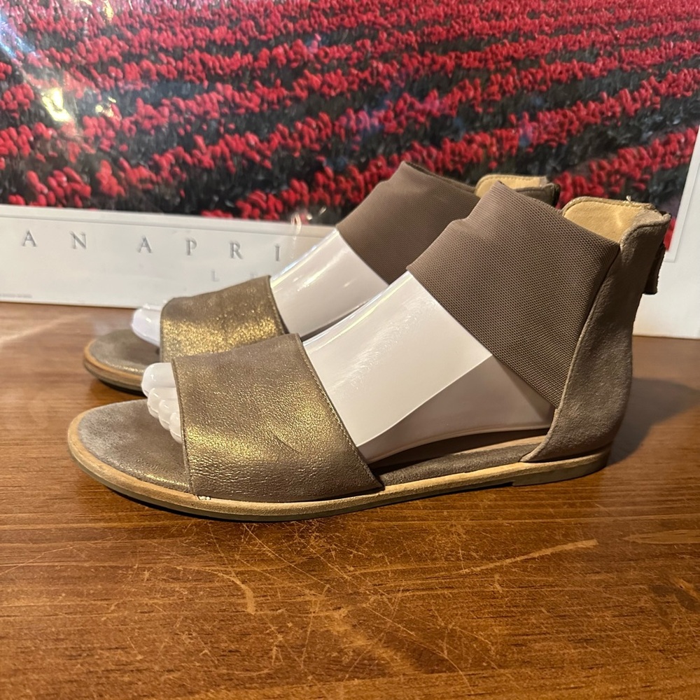 Eileen Fisher Sandals Women 8.5 Flat Ankle Strap Gold Leather Open Toe Back Zip